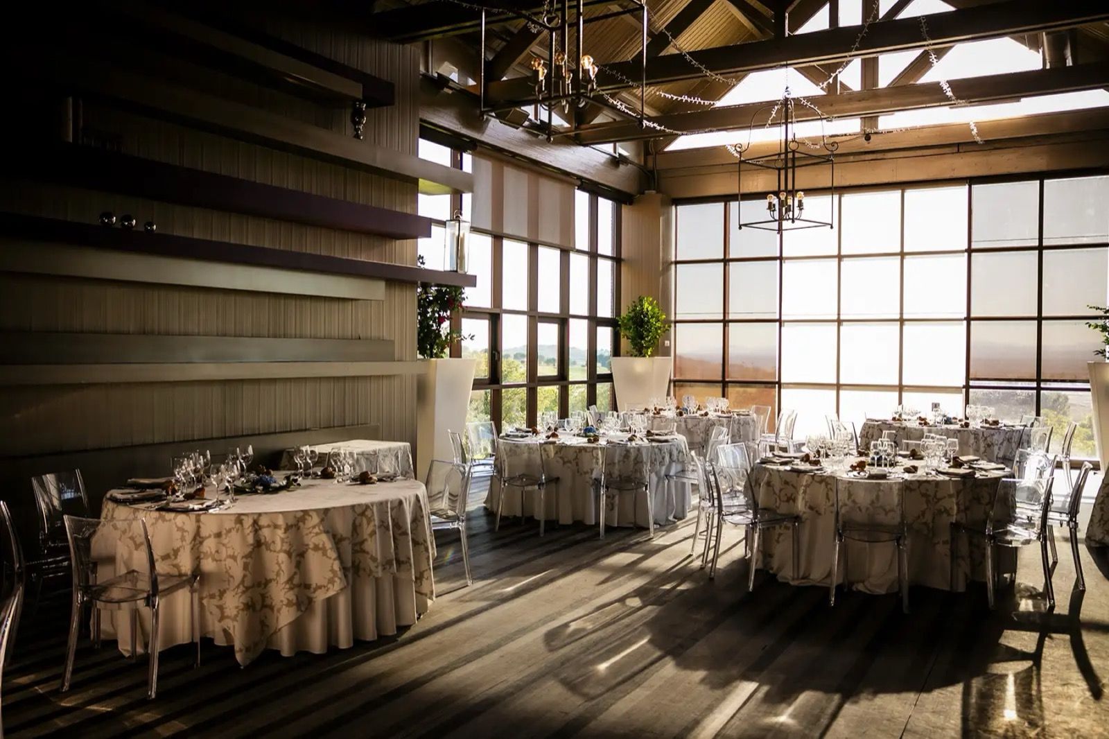 Banquete con mesas redondas y ghost chairs
