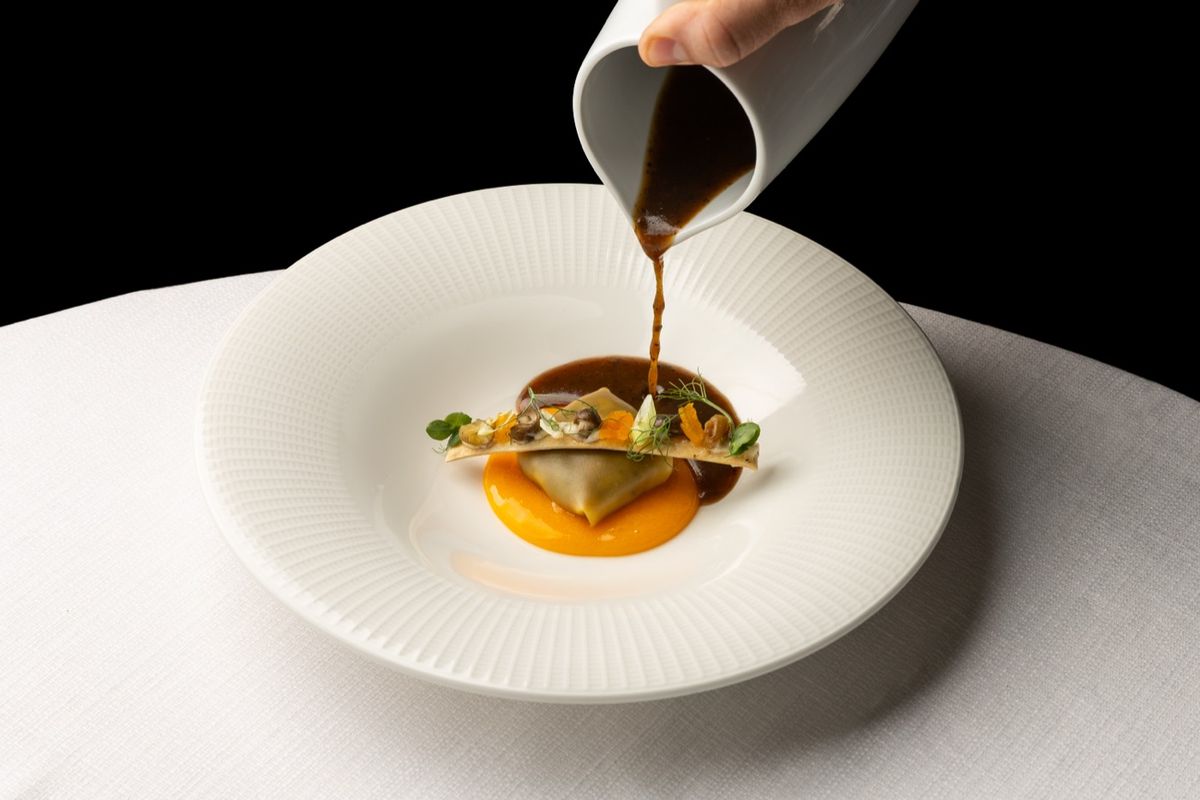 Plato de autor emplatado con caldo