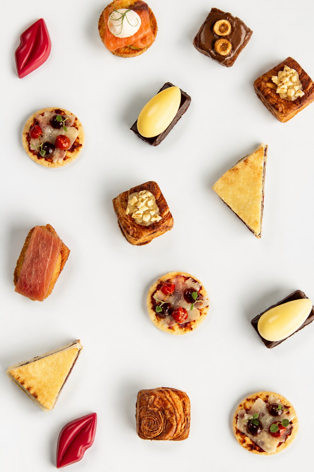 Petit fours y aperitivos de autor sobre fondo blanco