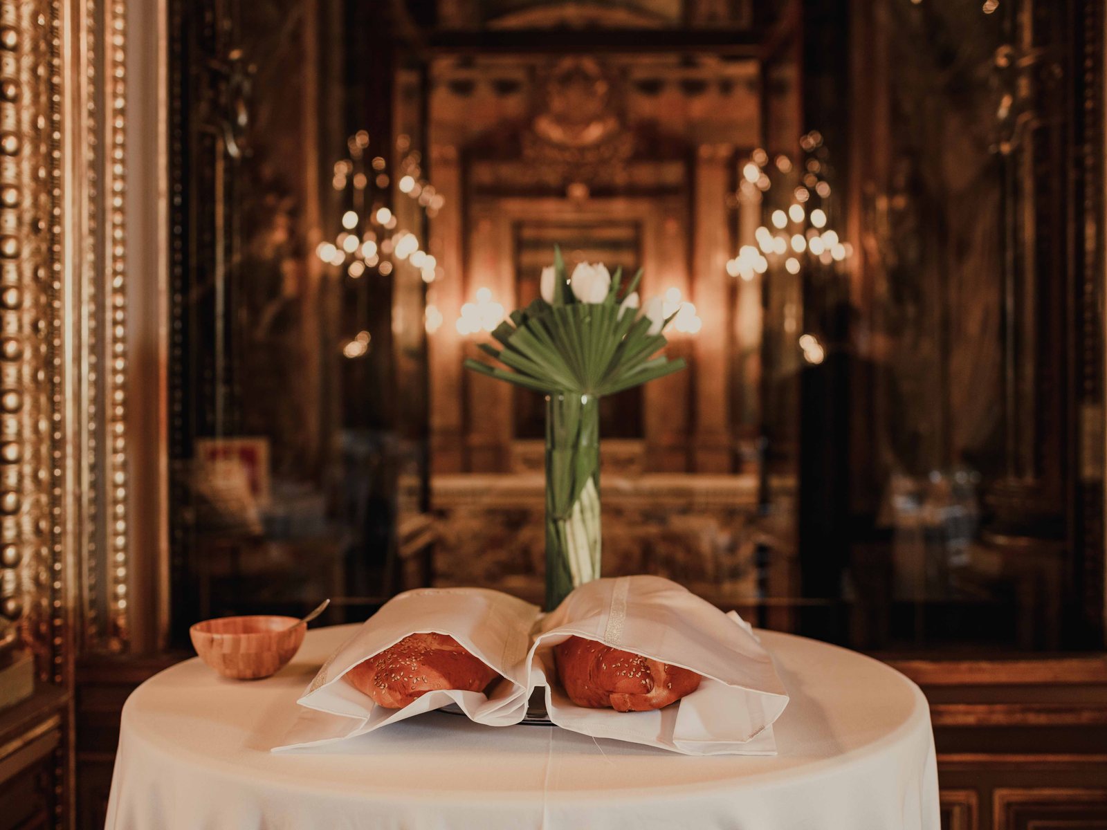 Mesa montada con centro de tulipanes y aperitivo
