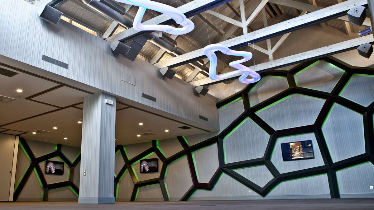 Salón Cumbre con el mural LED en panal y techos de ocho metros