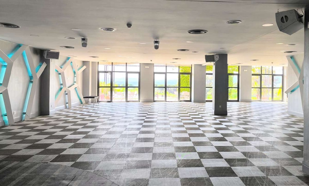 Salón Lago con su iluminación LED y el suelo en damero